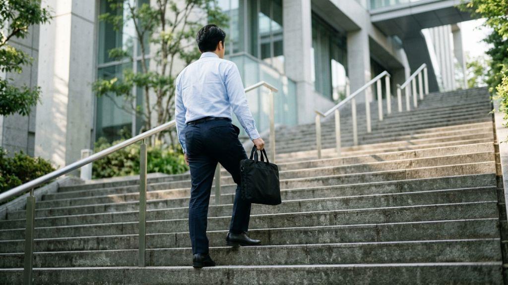 連休明けから初週にかけての体調・気力の立ち上がりを、階段状に登っていく人のシルエット的な構図で表現.jpg