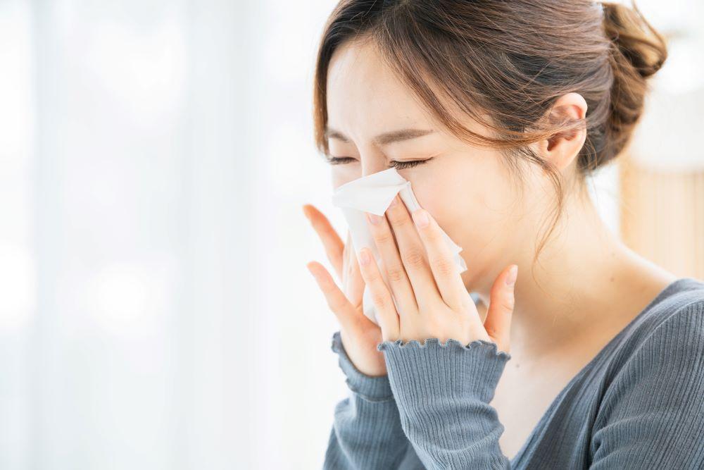 花粉症がつらい…そんなときの治療法やセルフケアを解説