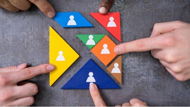 人と人の連携をパズルのようにピースが合わさるようなイメージで示した写真